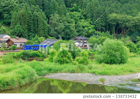 一輛若狹鐵道的復古柴油動車組靜靜地沿著八頭川行駛,經過一排迷人的房屋(第一部分) 一輛若狹鐵道的復古柴油動車組靜靜地沿著八頭川行駛,經過一排迷人的房屋(第一部分) 138733432