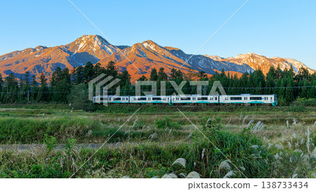 當晨曦灑滿山坡，將山體染成一片緋紅時，越後心跳電鐵悄無聲息地飛馳在鄉間。 138733434