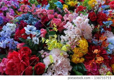 一簇色彩繽紛的花朵 一簇色彩繽紛的花朵 138733755
