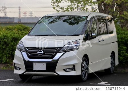 White minivan image 138733944