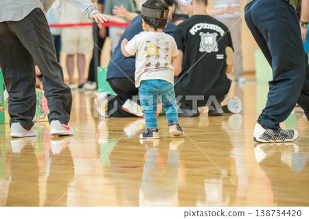 [Nursery school sports day obstacle course] 138734420