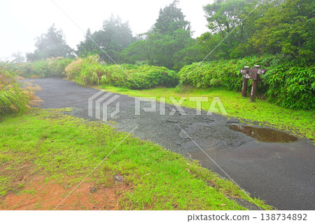 The Izu Mountain Ridge Trail on the Izu Peninsula, overlooking the summit of Garansan Mountain where the West Izu Skyline runs. 138734892