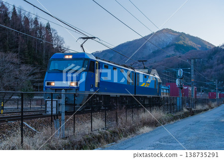 中央線上的貨運列車 138735291