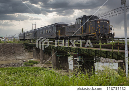 The special train running during Golden Week will use the SL Hitoyoshi steam locomotive as its passenger cars. 138735382