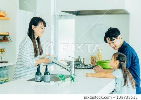 一位家長和孩子在廚房交談。 138735515