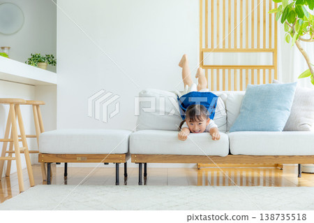 孩子們在客廳玩耍 138735518