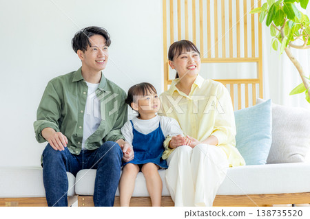 一個在客廳裡放鬆的年輕家庭 138735520