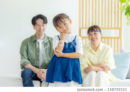 一個愛思考的孩子和注視的父母 138735521