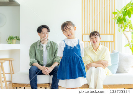 一個家庭在客廳放鬆 138735524