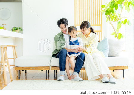 一家人用平板電腦看視頻 138735549