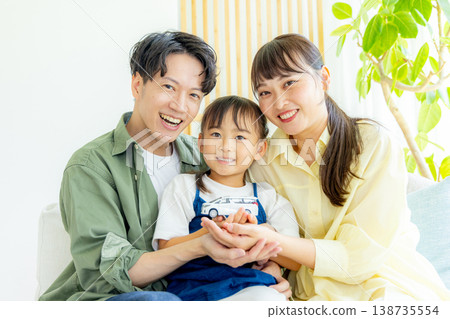 家人在智能手機上觀看視頻 138735554
