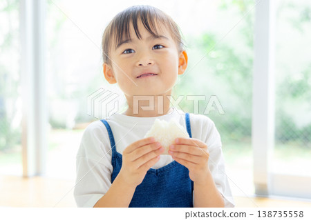 吃飯糰的小學生 138735558