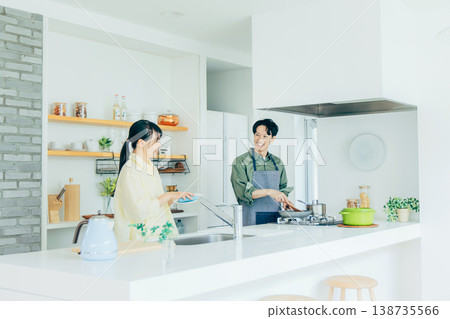 一對夫婦在廚房裡做飯 138735566