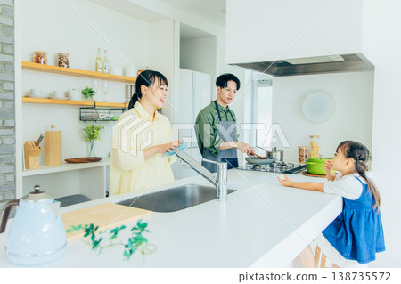 家人在廚房做飯 138735572