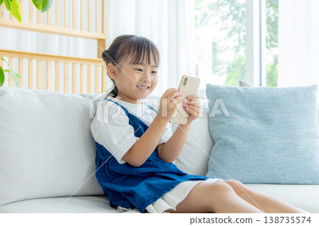 嬰兒使用智能手機 138735574
