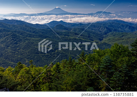 從奧秩父旭山眺望雲霧繚繞的富士山。 從奧秩父旭山眺望雲霧繚繞的富士山。 138735881