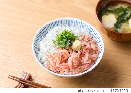 雙色米配生櫻花蝦和煮銀魚 雙色米配生櫻花蝦和煮銀魚 138735933