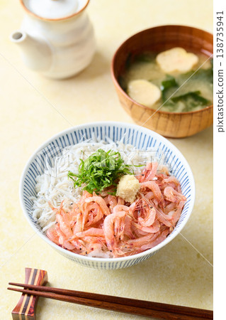 雙色米配生櫻花蝦和煮銀魚 雙色米配生櫻花蝦和煮銀魚 138735941