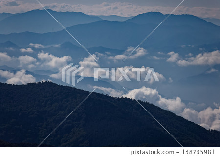Mitsutoge Pass in the morning mist, as seen from Asahidake in Okuchichibu. 138735981