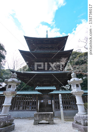 櫻川市、鹽尾山、藥王院、女兒節、三重塔、晴朗天氣 櫻川市、鹽尾山、藥王院、女兒節、三重塔、晴朗天氣 138736017