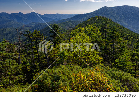 初秋時節，從奧秩父的旭山眺望國志岳和小伏岳。 138736080