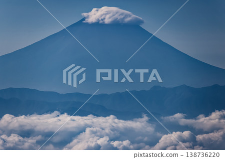 從奧秩父旭山眺望雲霧繚繞的富士山。 從奧秩父旭山眺望雲霧繚繞的富士山。 138736220
