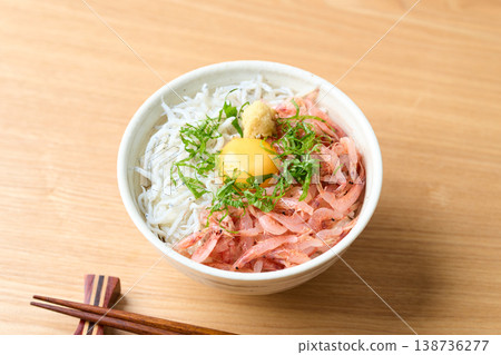 雙色米配生櫻花蝦和煮銀魚，上面放一個生雞蛋。 138736277