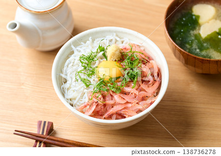 雙色米配生櫻花蝦和煮銀魚，上面放一個生雞蛋。 138736278