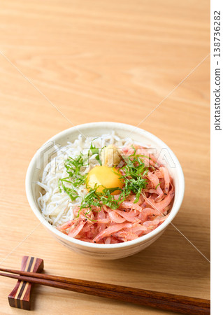 雙色米配生櫻花蝦和煮銀魚，上面放一個生雞蛋。 138736282