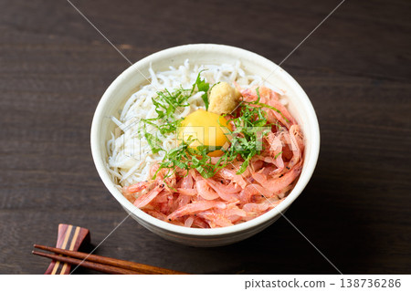 雙色米配生櫻花蝦和煮銀魚，上面放一個生雞蛋。 138736286