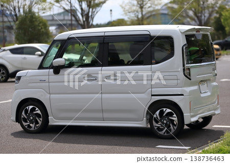 白色迷你車(高頂旅行車) - 圖片 白色迷你車(高頂旅行車) - 圖片 138736463