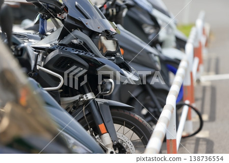 摩托車整齊地排列在自行車停車區。 摩托車整齊地排列在自行車停車區。 138736554