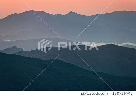 從奧秩父的金峰山眺望黎明的大菩薩山。 138736742