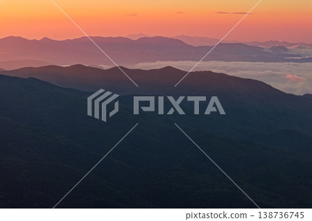 從奧秩父金峰山眺望黎明時的達菩薩山脈。 138736745