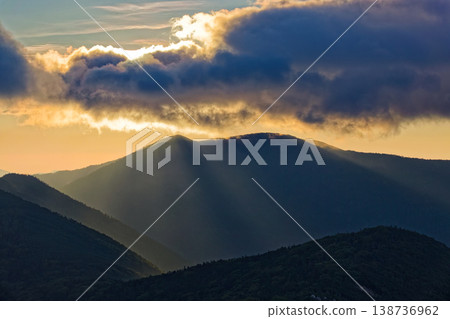 Mount Kokushidake bathed in the morning sun, as seen from Mount Kinpu in Okuchichibu. 138736962