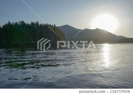 托菲諾的海景和森林景色在晨曦的照耀下熠熠生輝。 托菲諾的海景和森林景色在晨曦的照耀下熠熠生輝。 138737039