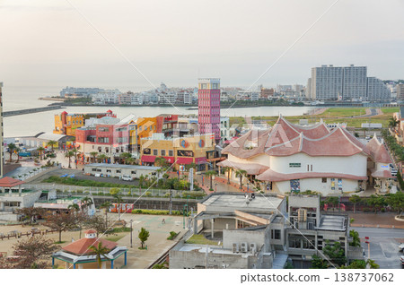 陰天早晨，眺望美濱美國村和大海。 138737062