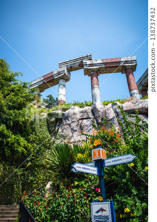 度假區標誌和以廢墟狀石柱為特色的景觀。用於旅遊宣傳和資訊展示。 138737432