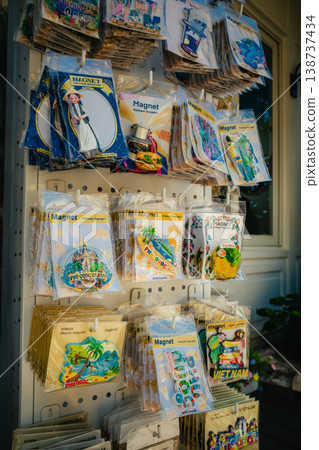 一家店面擺滿了來自越南的冰箱貼文和紀念品。 (用於旅遊和商品圖片) 一家店面擺滿了來自越南的冰箱貼文和紀念品。 (用於旅遊和商品圖片) 138737434