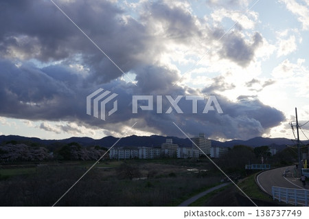 雲霧繚繞的景色,八王子,淺川 雲霧繚繞的景色,八王子,淺川 138737749