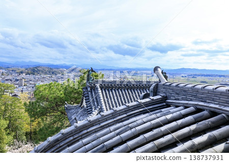 A view of the townscape of Iga City from the keep of Iga Ueno Castle (towards Iga City Station). 138737931