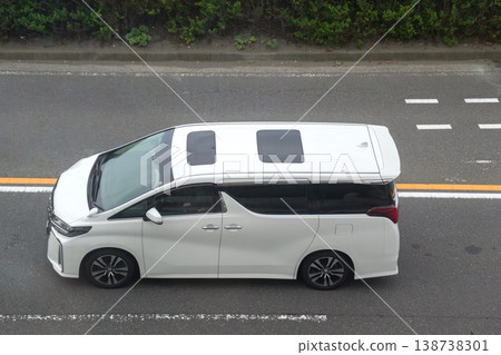 一輛裝有天窗的廂型車正在行駛中。 一輛裝有天窗的廂型車正在行駛中。 138738301