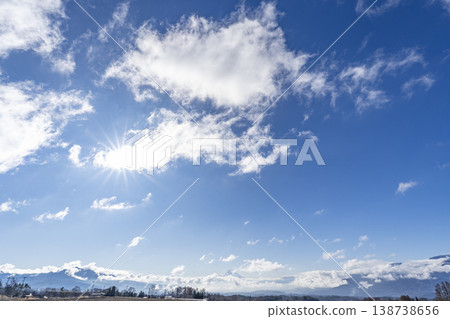 太陽和藍天和雲彩 太陽和藍天和雲彩 138738656