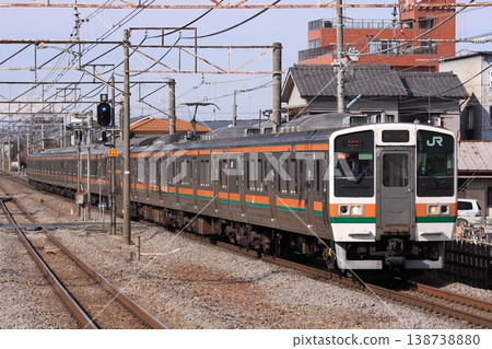 A long, sped-through formation of 211 series trains speeding along the Takasaki Line during their heyday (photographed on February 2, 2011). 138738880