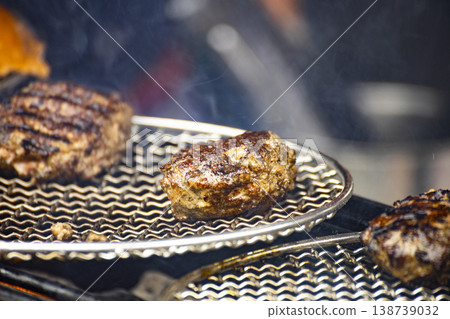 The key to deliciousness: High-temperature charcoal-fired oil, fat, aroma, and charred sugared Hanbo meat The key to deliciousness: High-temperature charcoal-fired oil, fat, aroma, and charred sugared Hanbo meat 138739032