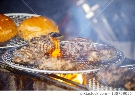 The key to deliciousness: High-temperature charcoal-fired oil, fat, aroma, and charred sugared Hanbo meat The key to deliciousness: High-temperature charcoal-fired oil, fat, aroma, and charred sugared Hanbo meat 138739035