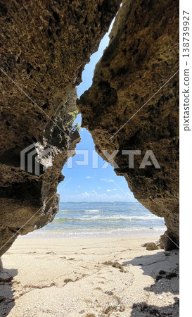 View of the blue sea and sandy beach from a cave on Tsuken Island, Uruma City, Okinawa Prefecture 138739927