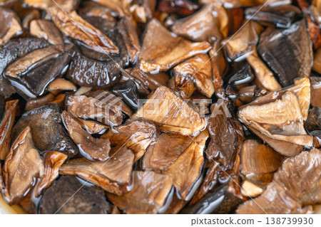 Packagingready dehydrated fungi. Rehydrated mushroom caps with glossy appearance staged. Sterile tray displays freshly prepared dried mushroom slices for packaging 138739930