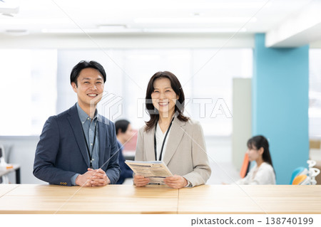 一位微笑的經理正在工作 138740199