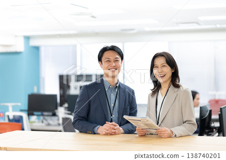 一位微笑的經理正在工作 138740201